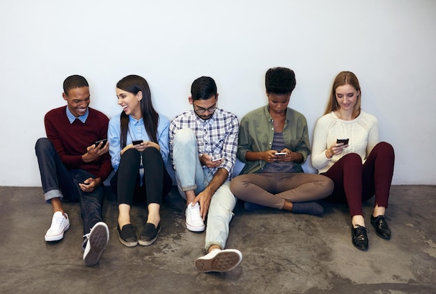 Informieren Sie sich über unser soziales Netzwerk. Aufnahme eines sozialen Netzwerks von Universitätsstudenten in einem Campus-Korridor