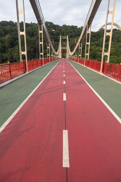 Infraestructura vial para corredores y ciclistas puente peatonal que cruza el río Dnipro Kiev Ucrania