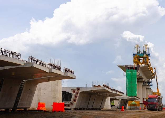 Infrastrukturbaukonzepte Bau einer Nahverkehrsbahnstrecke mit schwerer Infrastruktur im Gange