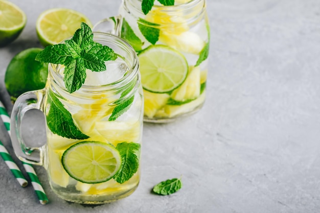 Infundiertes Entgiftungswasser mit Ananaslimette und Minze Eiskalter Sommercocktail oder Limonade im Einmachglas