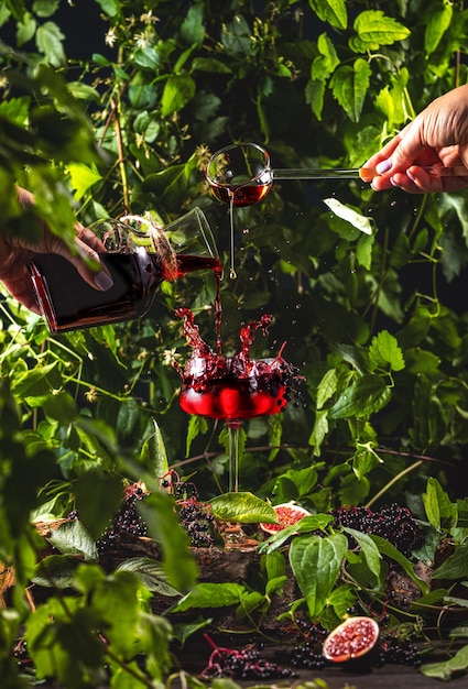 Foto infusão de sabugueiro com xarope de bordo mulher preparando coquetel em vidro elegante