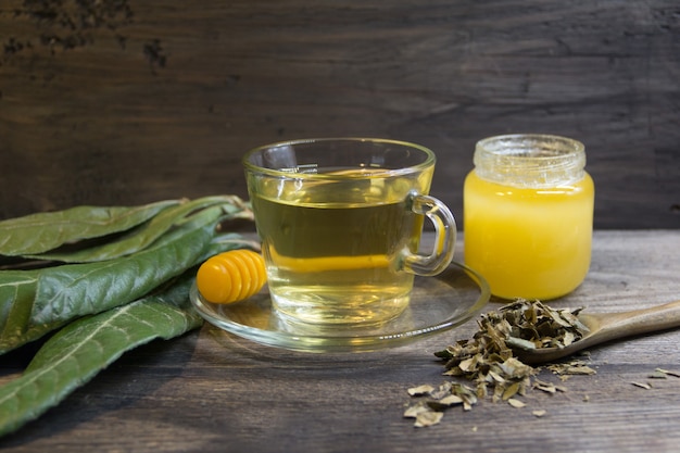 Infusão medicinal de folhas de nêspera com mel