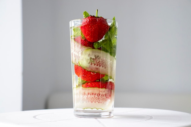 Infusión de agua detox de pepinos menta y fresas en vaso