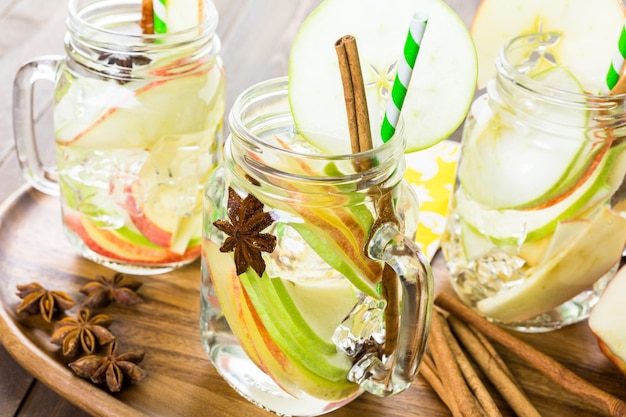 Infusión de agua de manzana con canela y anís.