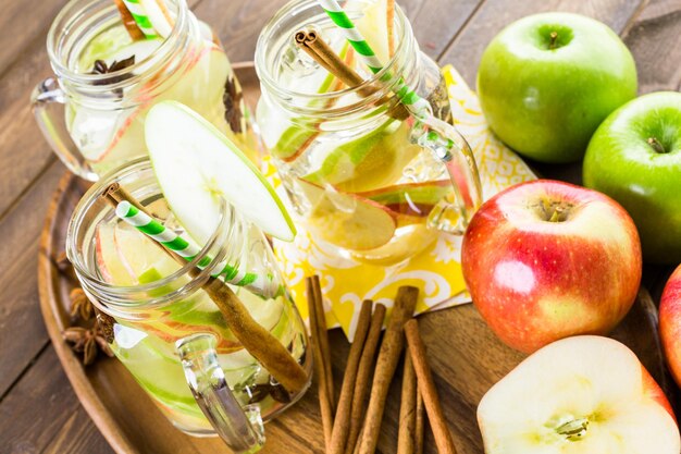 Infusión de agua de manzana con canela y anís.