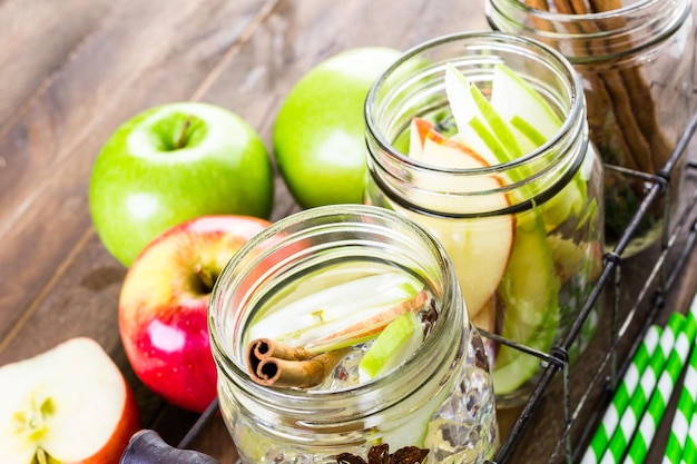 Infusión de agua de manzana con canela y anís.