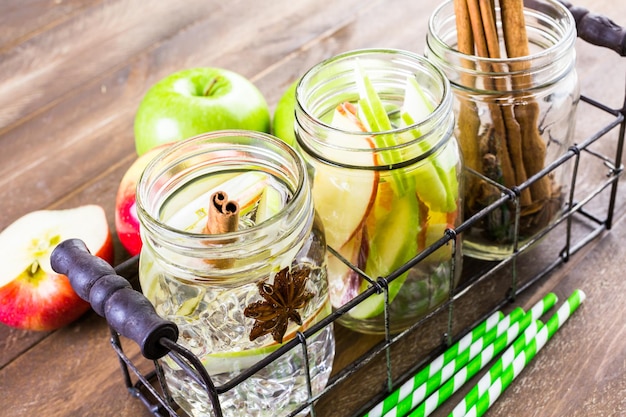 Infusión de agua de manzana con canela y anís.