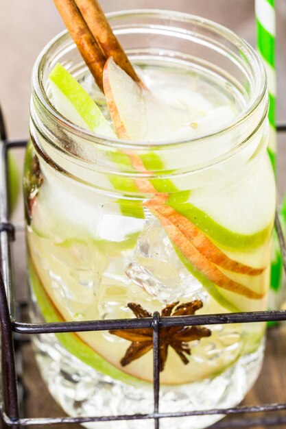 Infusión de agua de manzana con canela y anís.