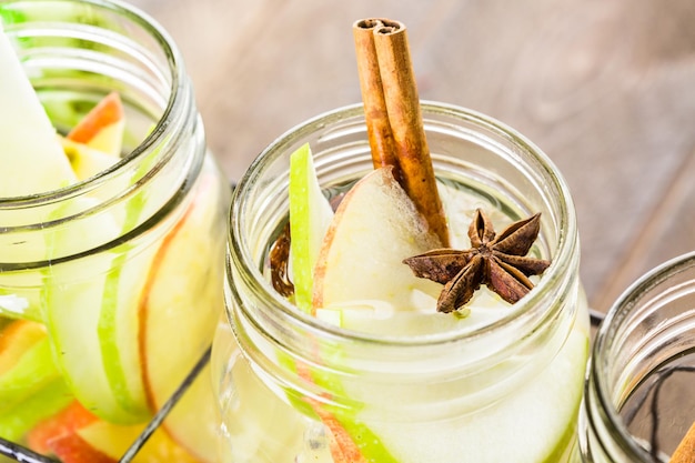 Infusión de agua de manzana con canela y anís.