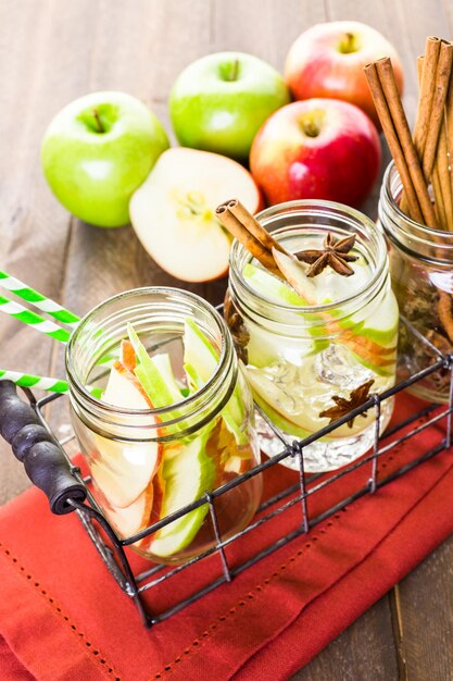 Infusión de agua de manzana con canela y anís.