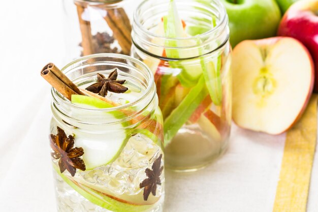 Infusión de agua de manzana con canela y anís.