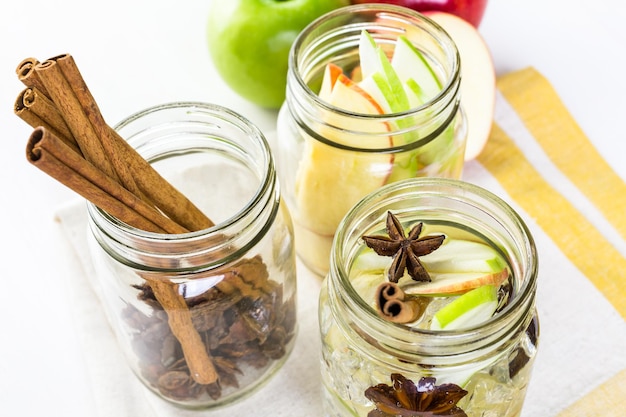 Infusión de agua de manzana con canela y anís.