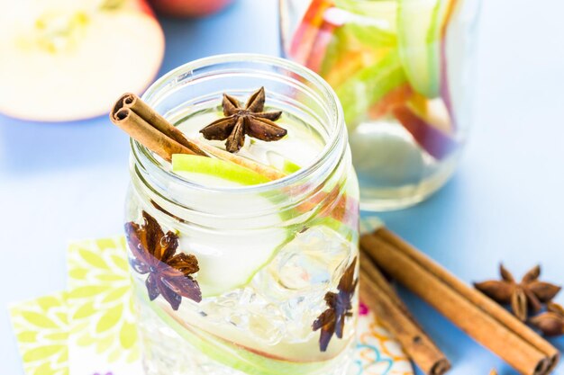 Infusión de agua de manzana con canela y anís.