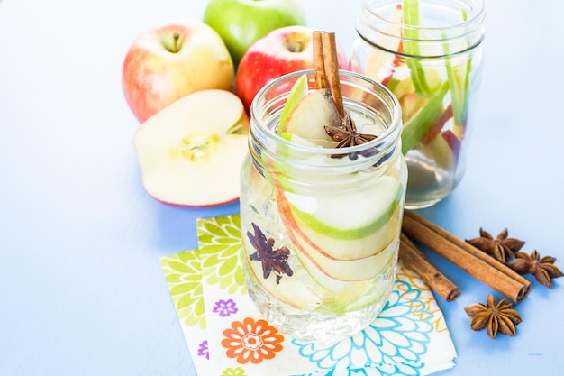 Infusión de agua de manzana con canela y anís.