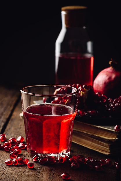 Infusión de granada en vaso