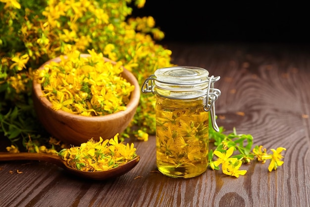 Infusión de hierbas de Hypericum perforatum o flores de hierba de San Juan