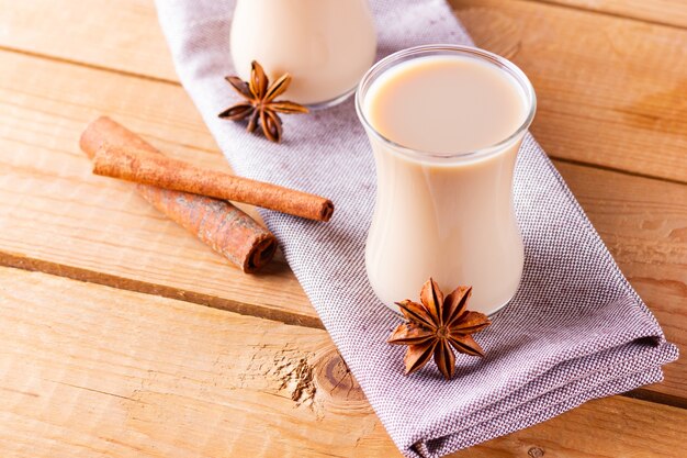 Foto infusión de hierbas con leche y especias