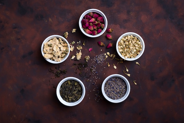 Infusión de té de hierbas natural y floral con flores secas.