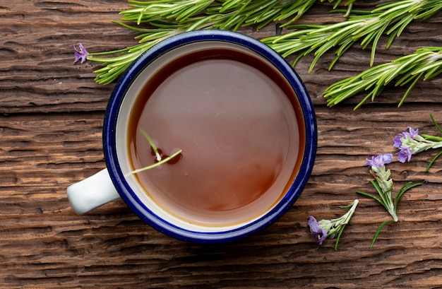 Infusion von Rosmarin (Rosmarinus officinalis). Zutat der mediterranen Küche und heilende Hausmittel. Rustikales Aussehen.