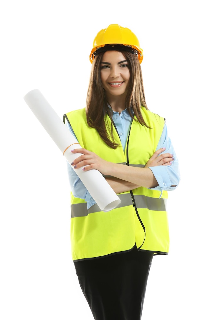 Foto ingeniera en chaleco y casco con plano enrollado aislado en blanco