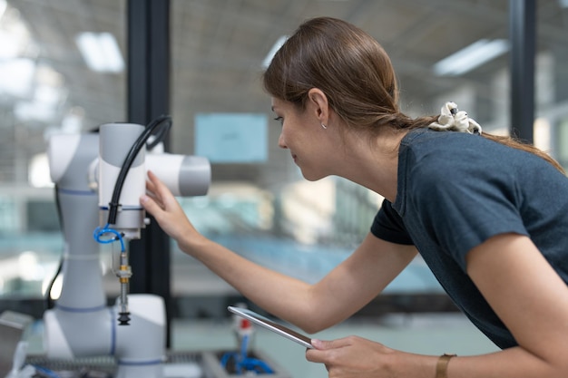 Ingeniera con diseño de entrenamiento de tabletas y modelo de robot de IA programable en laboratorio de robótica