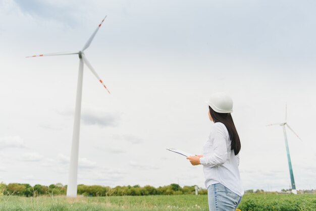 Ingeniera en una granja de aerogeneradores