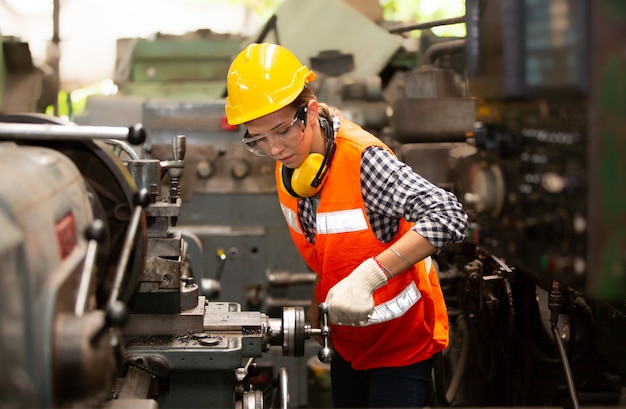 Foto ingenieras operando una máquina cnc en la fábrica.