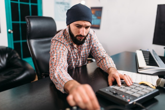 Ingeniería de audio, hombre trabaja con teclado musical