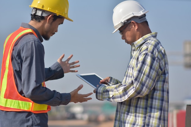 Ingeniería de construcción uso tableta blanca aplicación trabajo edificio finca arquitectura