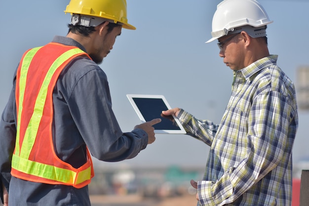 Ingeniería de construcción uso tableta blanca aplicación trabajo edificio finca arquitectura