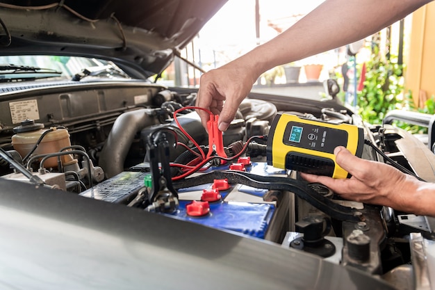 Ingeniería está utilizando el instrumento para medir el voltaje y la temperatura de la batería del automóvil.