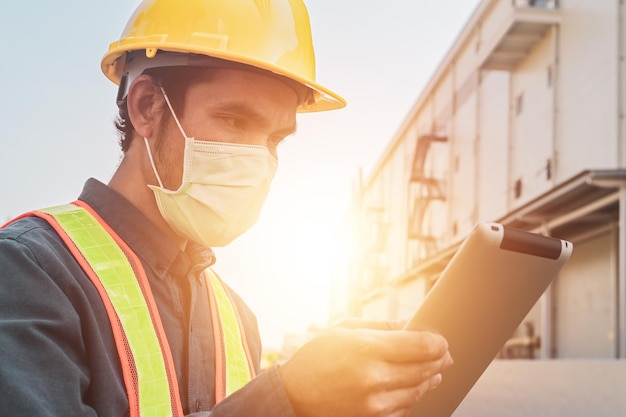 La ingeniería del gerente de seguridad utiliza el sistema de seguridad de verificación de tabletas en la planta de fábrica