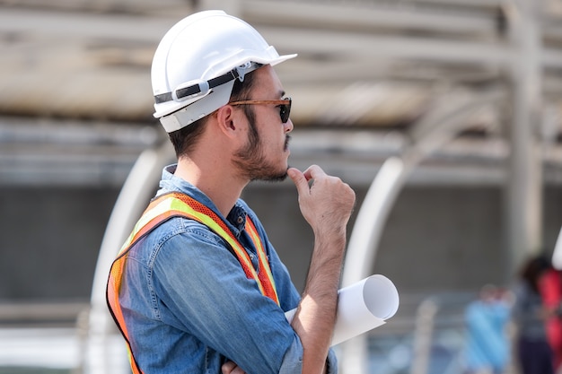 Ingeniería inteligente trabajando al aire libre.