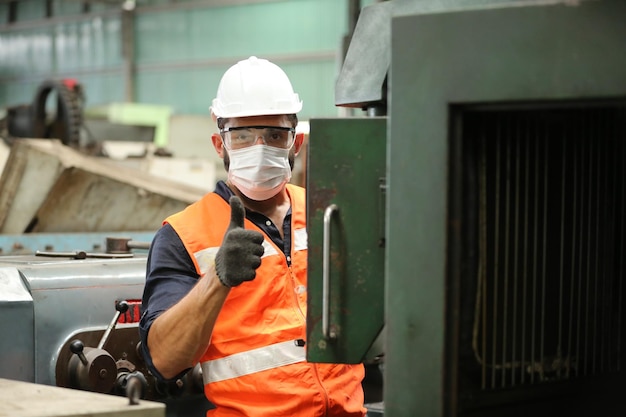 Ingeniería profesional, trabajador, hombre Control de calidad, mantenimiento, verificación en fábrica