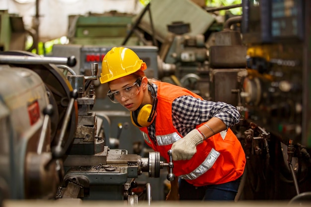 Ingeniería profesional, trabajador, hombre Control de calidad, mantenimiento, verificación en fábrica