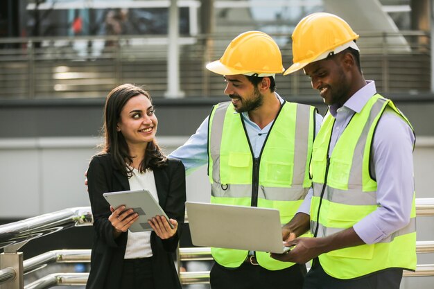 Ingeniería profesional, trabajador, hombre Control de calidad, mantenimiento, verificación en fábrica