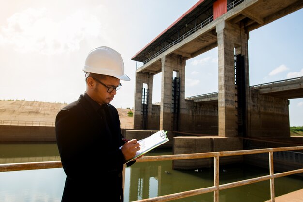 Ingeniería trabajando en el sitio