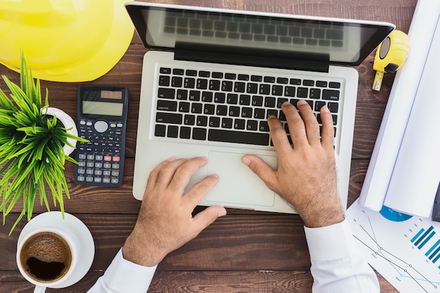 ingeniería usando la computadora portátil en la vista superior