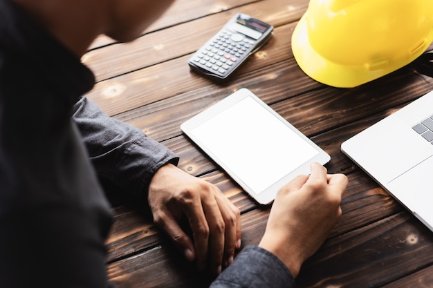 Foto ingeniería usando tableta digital en el espacio de trabajo