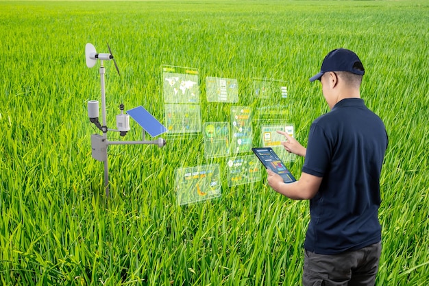 Ingeniero agrícola o agricultor con estación meteorológica