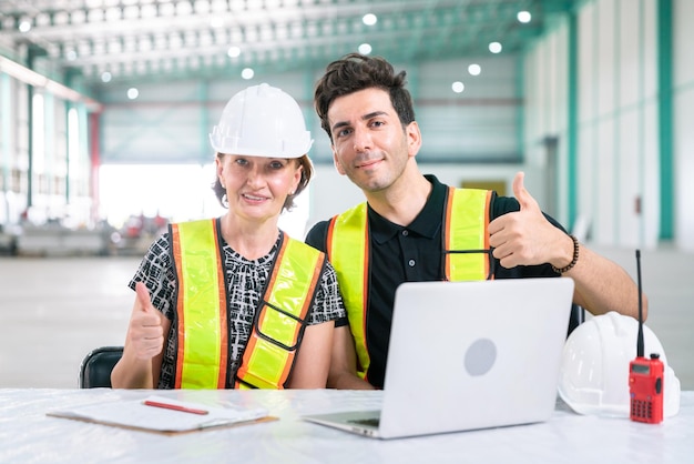 Foto el ingeniero de almacén trabaja en un cuaderno de tecnología con un empresario y un ingeniero gerente de negocios para el transporte de almacenamiento y entrega en la fábrica de la industria energética