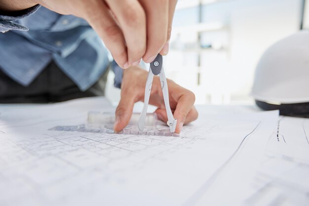 Ingeniero arquitecto guapo joven que trabaja en el plan de diseño