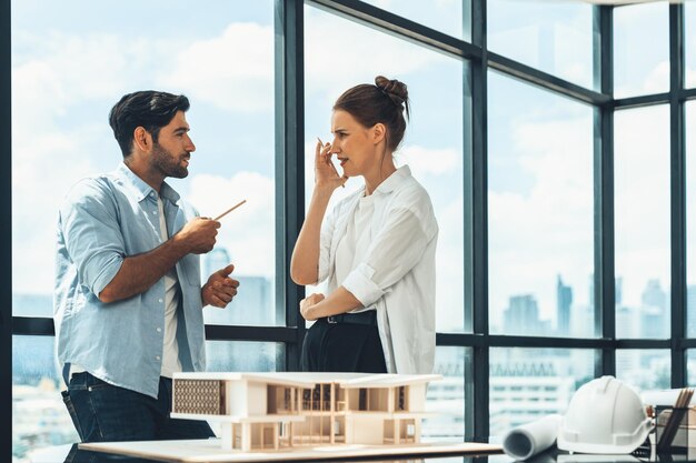 Foto ingeniero arquitecto profesional discutiendo sobre tracería de construcción de casas