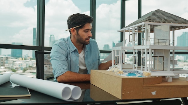 Ingeniero arquitecto profesional que busca comprobar el modelo de casa Tracery