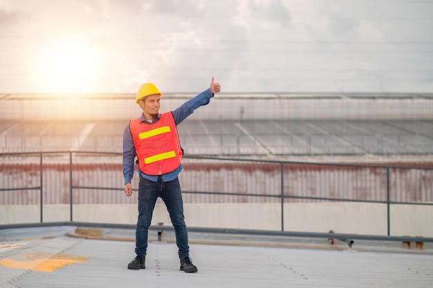 Ingeniero asiático comprobando la energía solar en el techo de la fábrica de energía verde de células solares