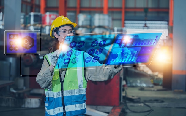 Ingeniero asiático que usa pantalla visual de tecnología y trabaja en software de tecnología de fábrica para el futuro