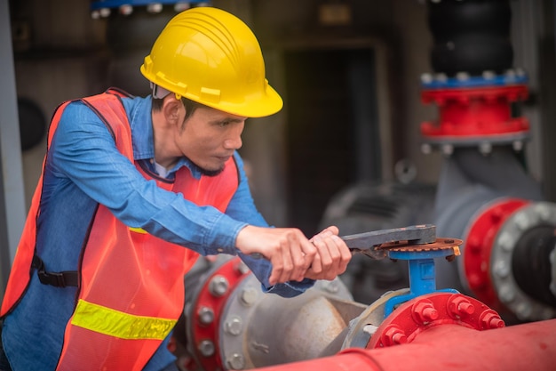 Ingeniero asiático trabajador empleado indonesio trabajando planta de fábrica pesada de metal