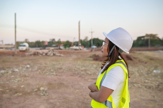 Ingeniero asiático trabajando en el sitio de un gran proyecto de construcciónGente tailandesaTrabajar horas extra en el sitio de construcción