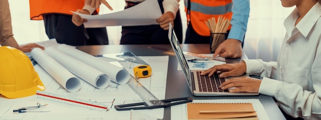 Ingeniero asociado dibujando y trabajando juntos en el diseño de planos en la mesa de la oficina para el proyecto de construcción de edificios arquitectónicos Arquitecto redactando el diseño del plano interior Insight