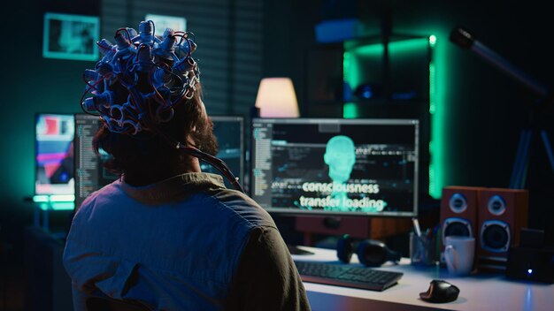 Ingeniero con auriculares EEG en la fusión con la inteligencia artificial